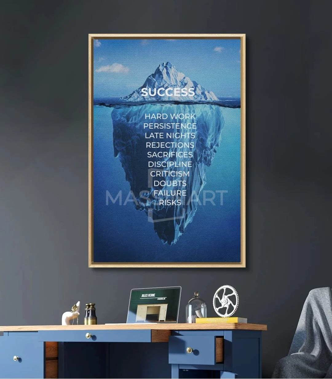 Mise en situation bureau design — Tableau Deep Success au-dessus du bureau bleu