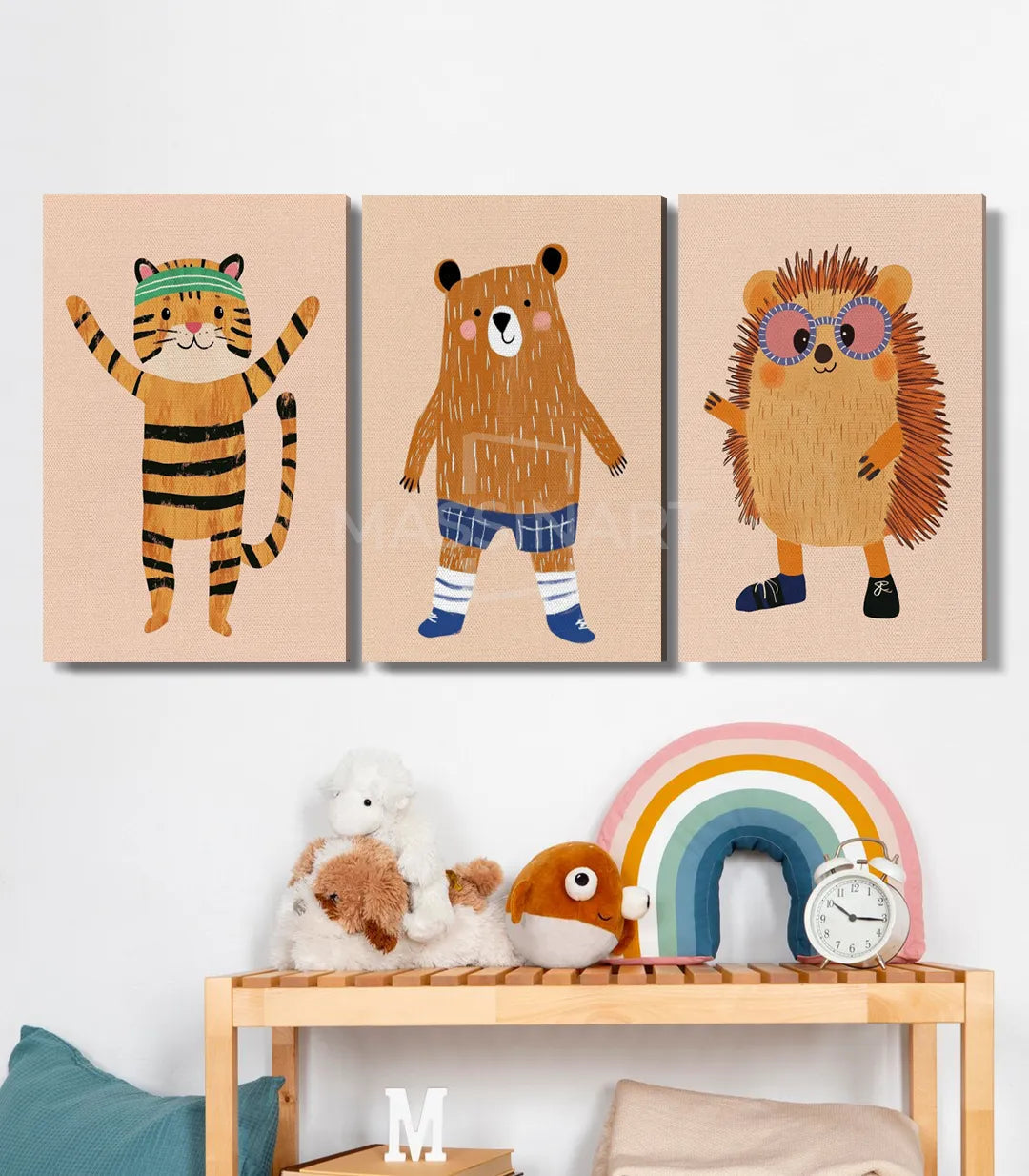 Mise en situation chambre enfant — triptyque Happy Pals sur mur blanc avec étagère décoration Massinart