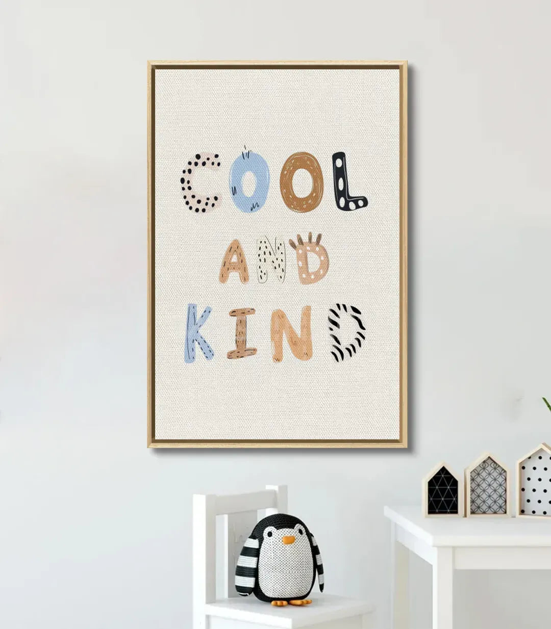 Mise en situation chambre garçon — Tableau Cool and Kind Massinart au-dessus bureau enfant