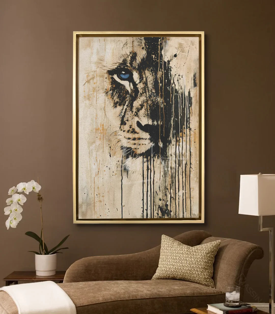 Mise en situation salon moderne avec tableau lion Hungry Massinart sur mur taupe