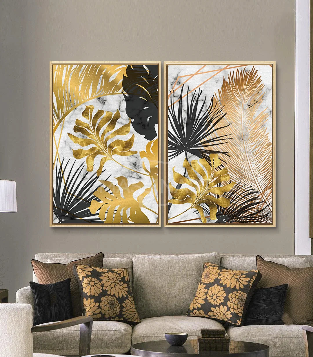 Mise en situation salon moderne - diptyque tropical doré et noir au-dessus canapé beige, Massinart