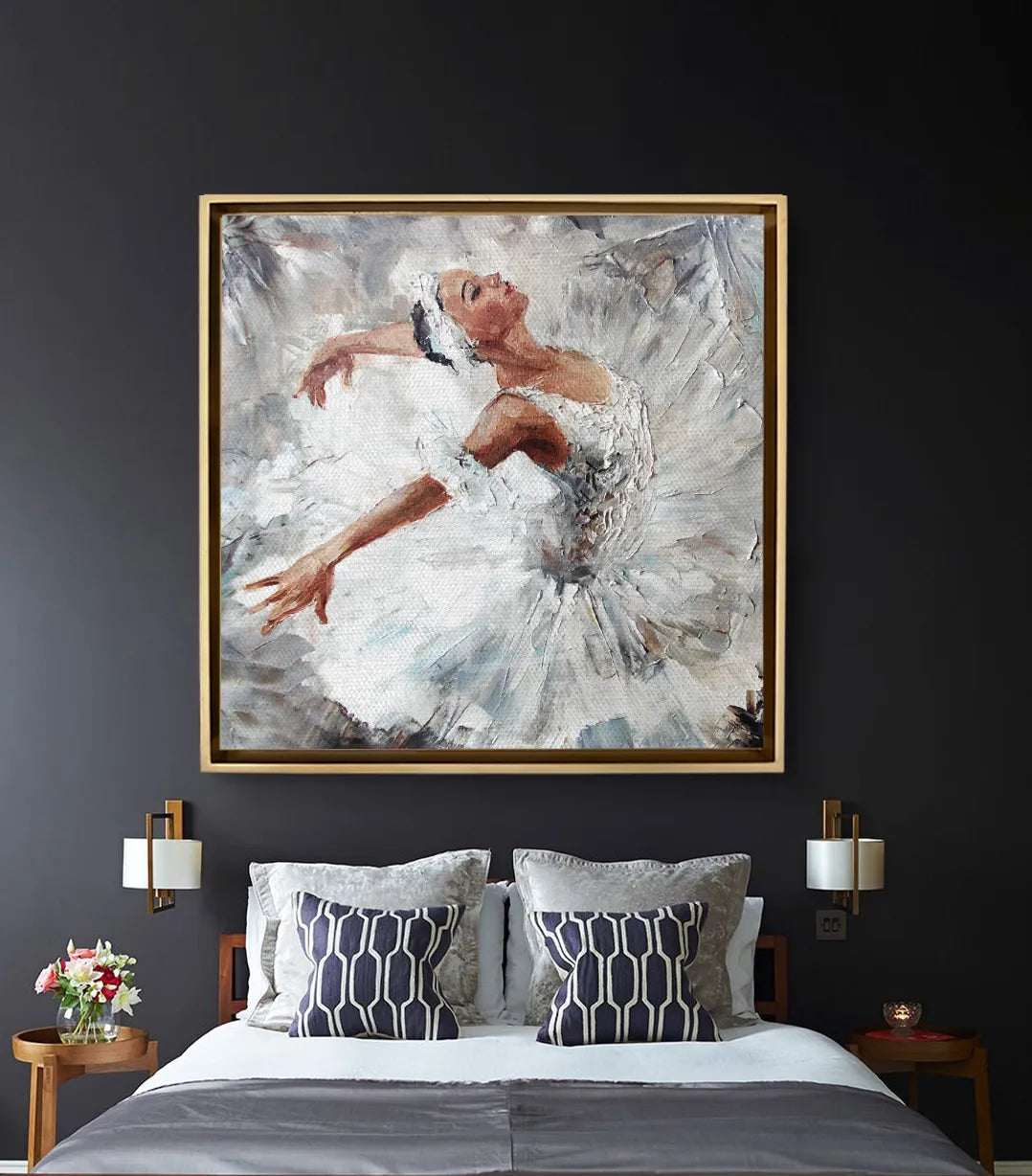 Mise en situation salon moderne — Tableau Ballerina Dance Massinart au-dessus lit chambre élégante