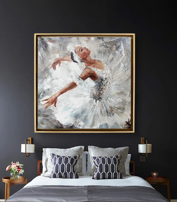 Mise en situation salon moderne — Tableau Ballerina Dance Massinart au-dessus lit chambre élégante