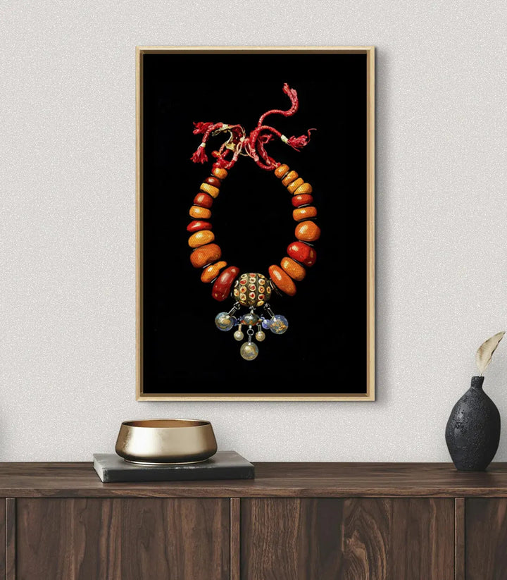 Mise en situation salon moderne, tableau bijou amazigh encadré noir Massinart