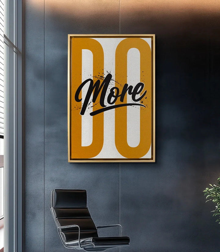 Mise en situation salon moderne, tableau Do More sur mur gris Massinart