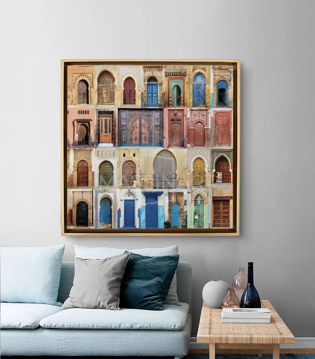 Mise en situation salon moderne, tableau portes marocaines au-dessus canapé gris — Massinart