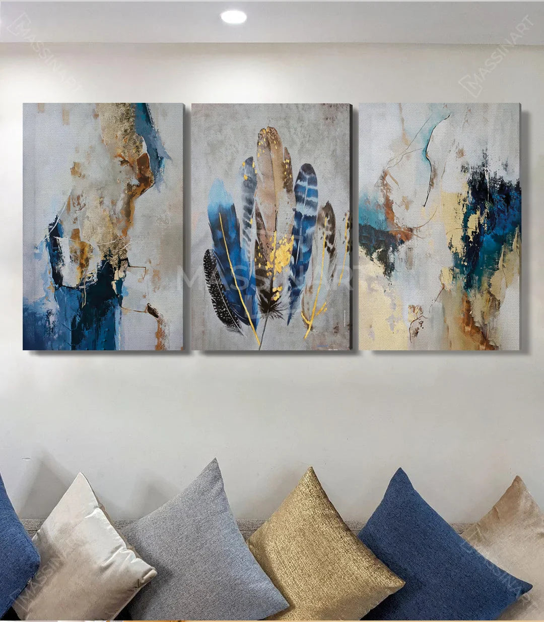 Mise en situation salon moderne, triptyque plumes bleues Massinart