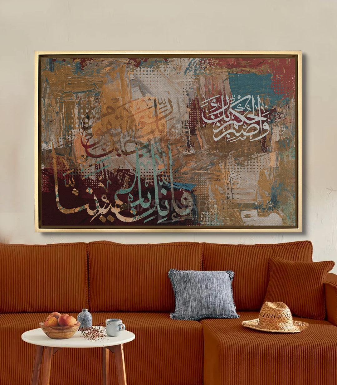 Mise en situation W'asbir tableau calligraphie salon moderne, canapé terracotta, Massinart