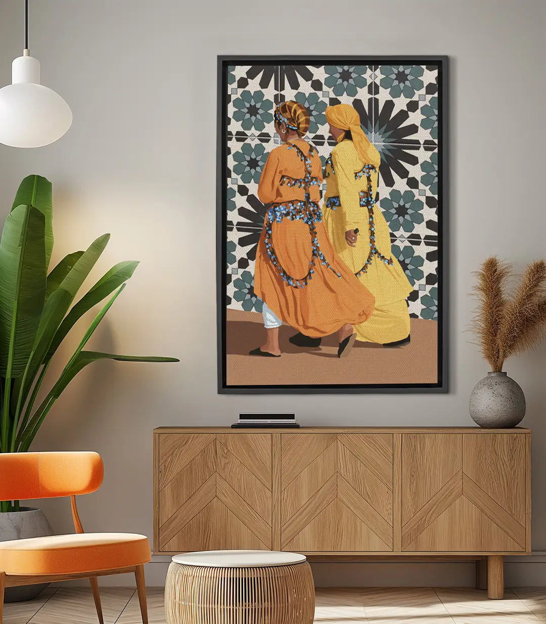 Tableau Ahidous Grace — deux femmes marocaines en robes orange et jaune avec zellige géométrique Massinart