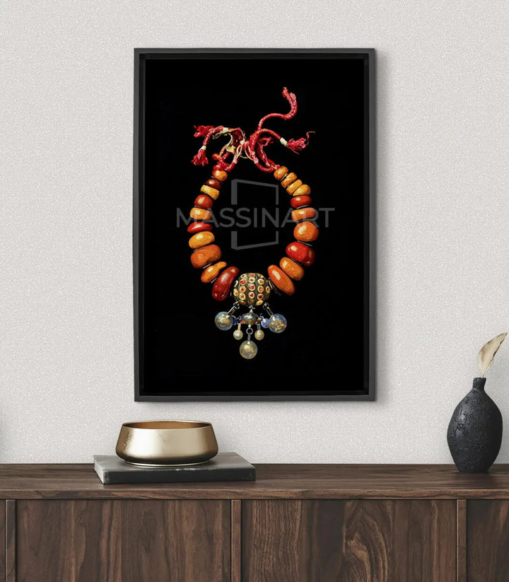 Tableau Amazigh Jewel — collier traditionnel ambre et corail sur fond noir, perles dorées Massinart