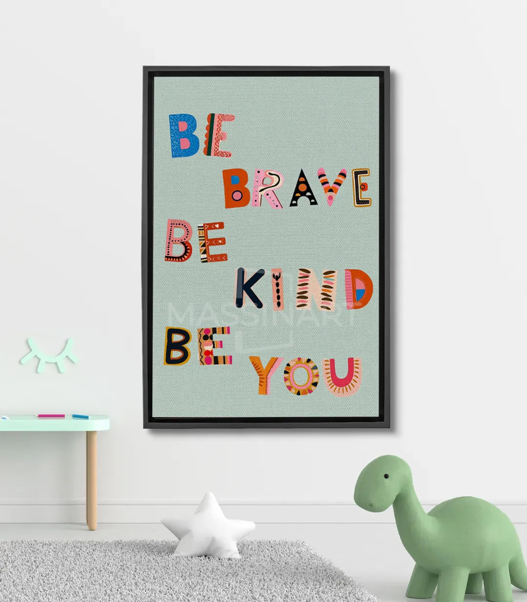 Tableau Be Brave Massinart — texte motivant typographie colorée fond vert sauge