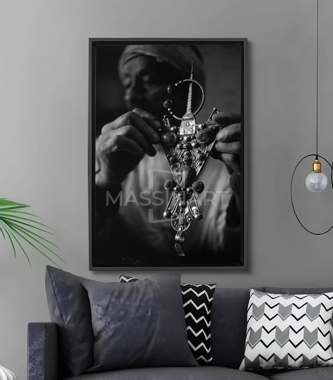 Tableau Berber Mark — Artisan berbère tenant bijoux traditionnels martelés, portrait noir et blanc Massinart