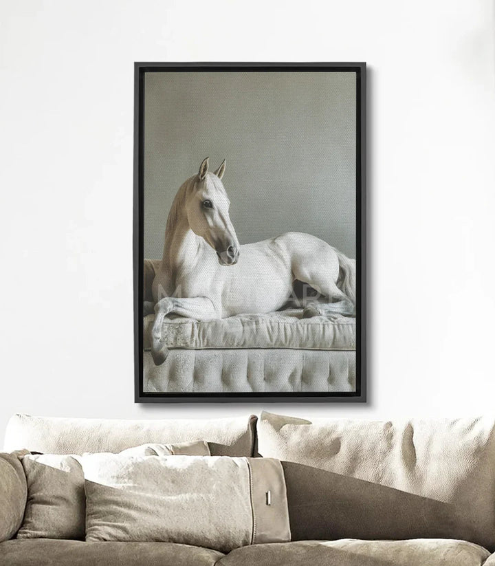 Tableau cheval blanc allongé sur lit, tons beige et gris — Massinart