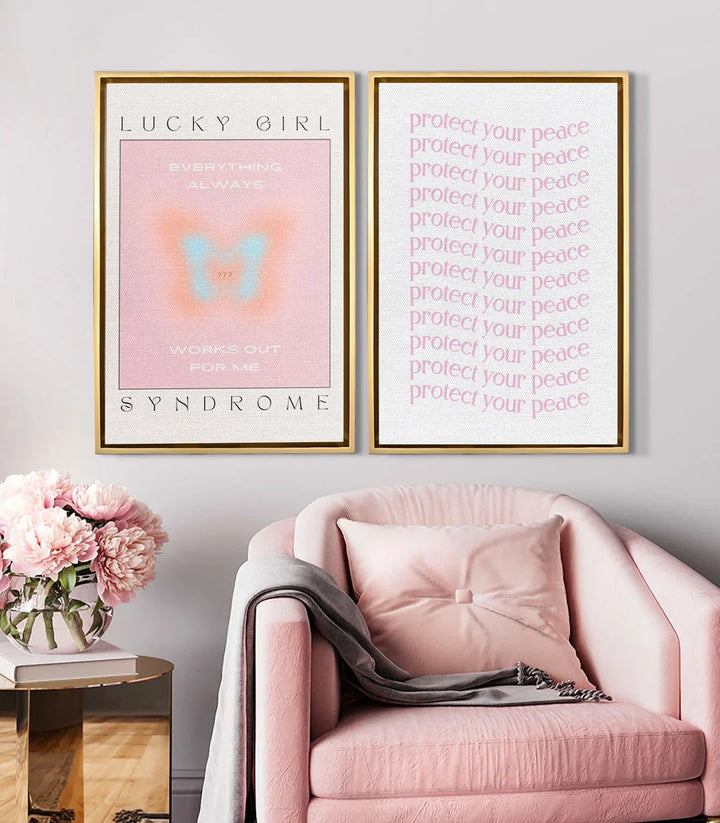 Mise en situation salon moderne : diptyque Lucky Girl encadré noir au-dessus fauteuil rose — Massinart