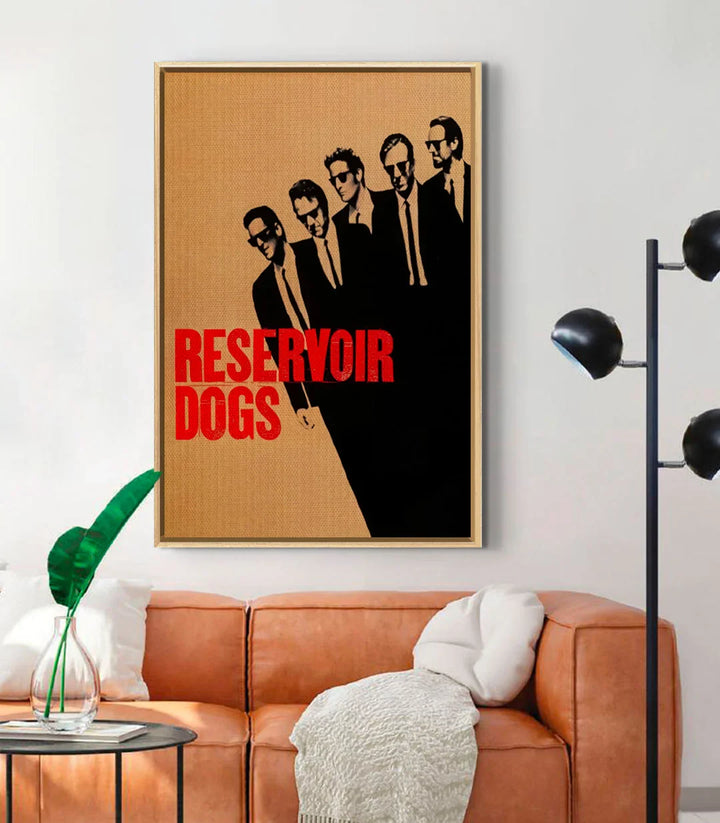 Mise en situation salon affiche Reservoir Dogs Massinart — cadre noir mur blanc canapé cuir