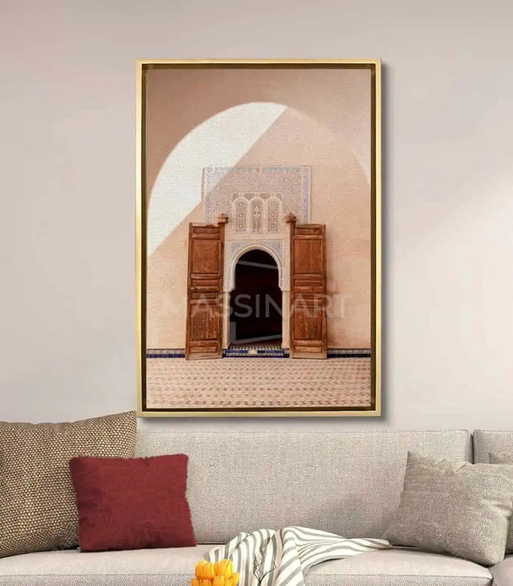 Mise en situation Tableau Aged Doorway en salon moderne, décoration intérieur Massinart