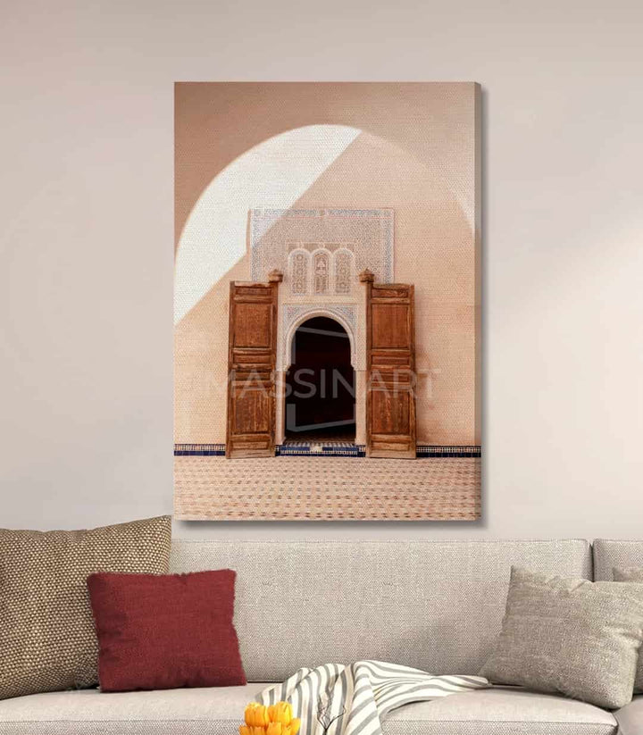 Décoration murale Aged Doorway, porte marocaine authentique en salon contemporain Massinart