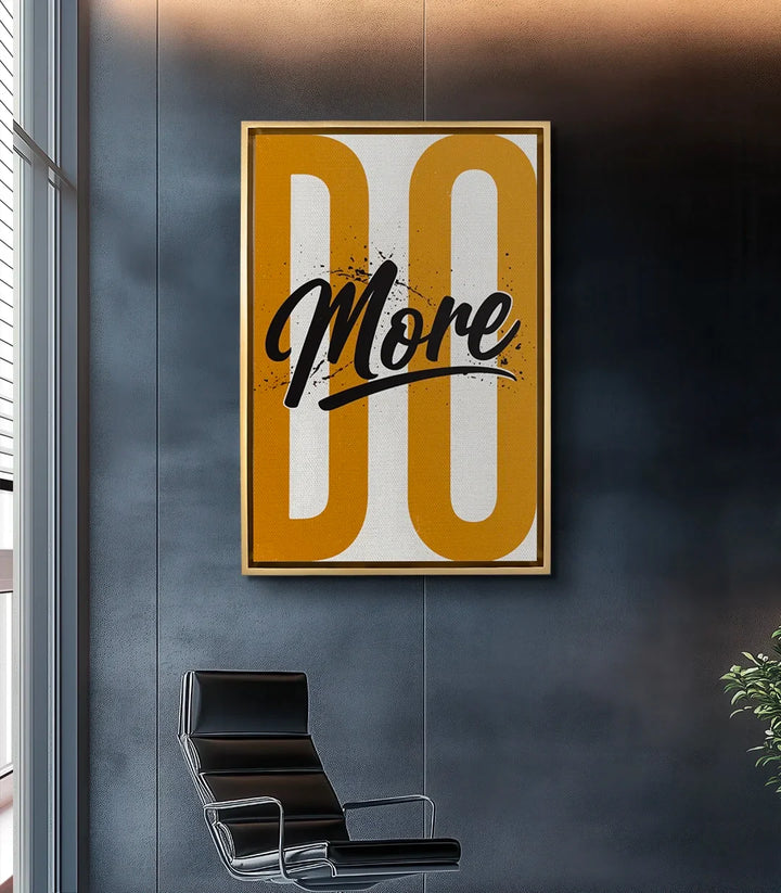 Mise en situation salon moderne, tableau Do More sur mur gris Massinart