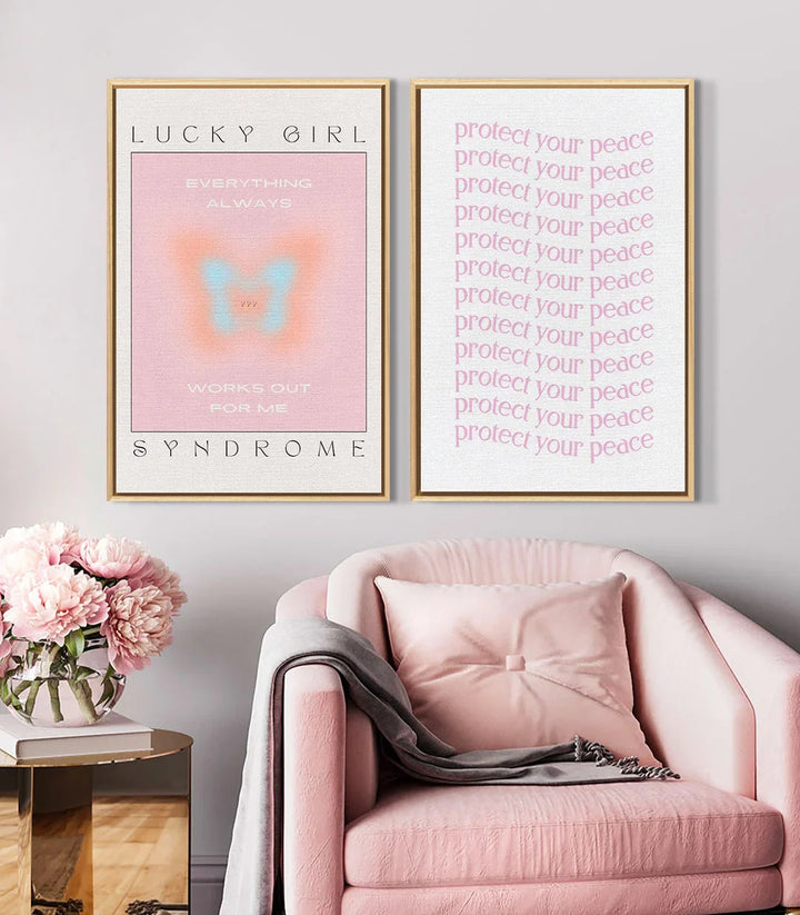 Tableau gauche Lucky Syndrome : fond rose dégradé, papillon bleu, texte motivant blanc — Massinart