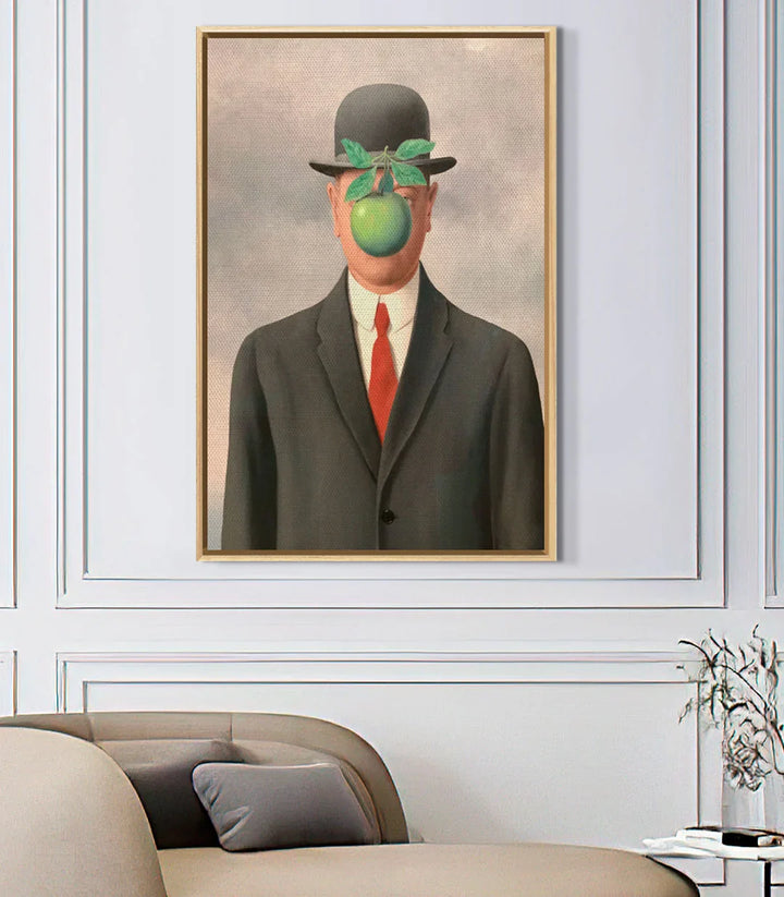 Tableau Fils de l'homme vue salon contemporain, art surréaliste décoration Massinart