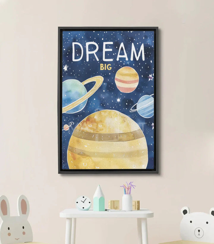 Tableau Dream Big Kido — planètes système solaire illustrées, texte blanc et jaune sur fond bleu étoilé Massinart