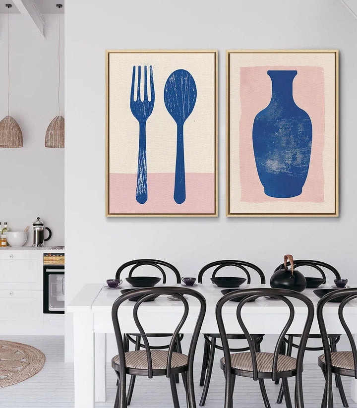 Tableau Elegant Essentials gauche — fourchette et cuillère bleues sur fond rose poudré, détail cuisine Massinart