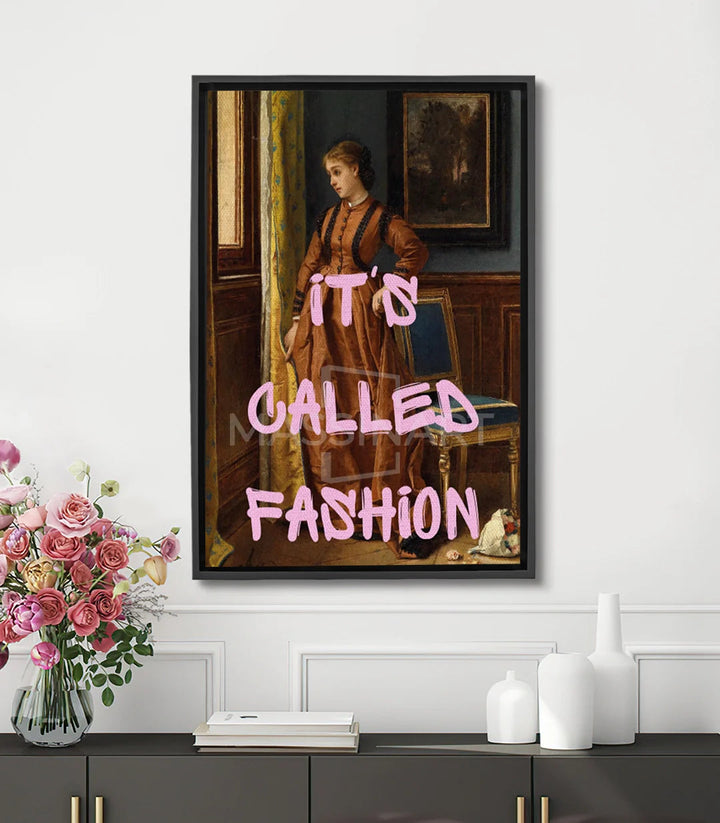 Tableau femme élégante intérieur galerie, texte pop-art rose « It's Called Fashion » Massinart
