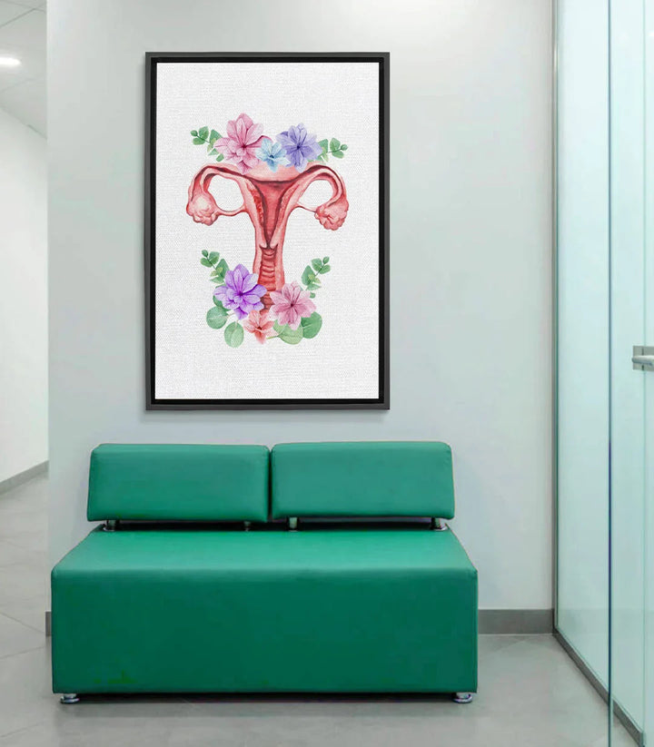 Tableau Floral Uterus aquarelle — utérus anatomique orné de fleurs roses et violettes, feuillages verts sur fond blanc, Massinart