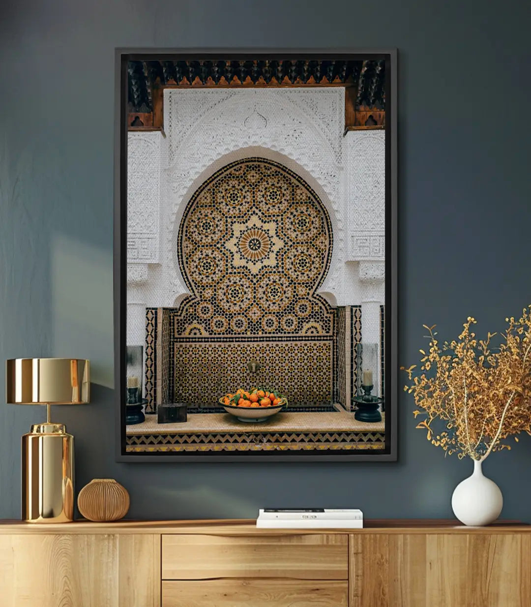 Tableau fontaine marocaine avec zellige doré, niche arabesque et décor islamique — Massinart