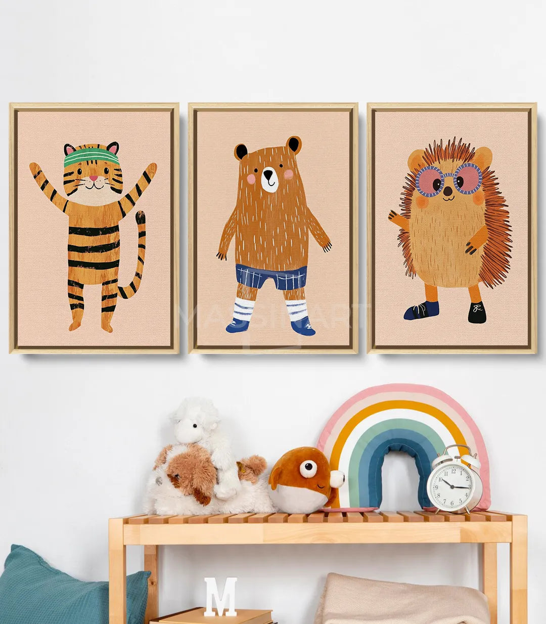Tableau Happy Pals triptyque — hérisson orange avec lunettes rondes bleues et violettes Massinart