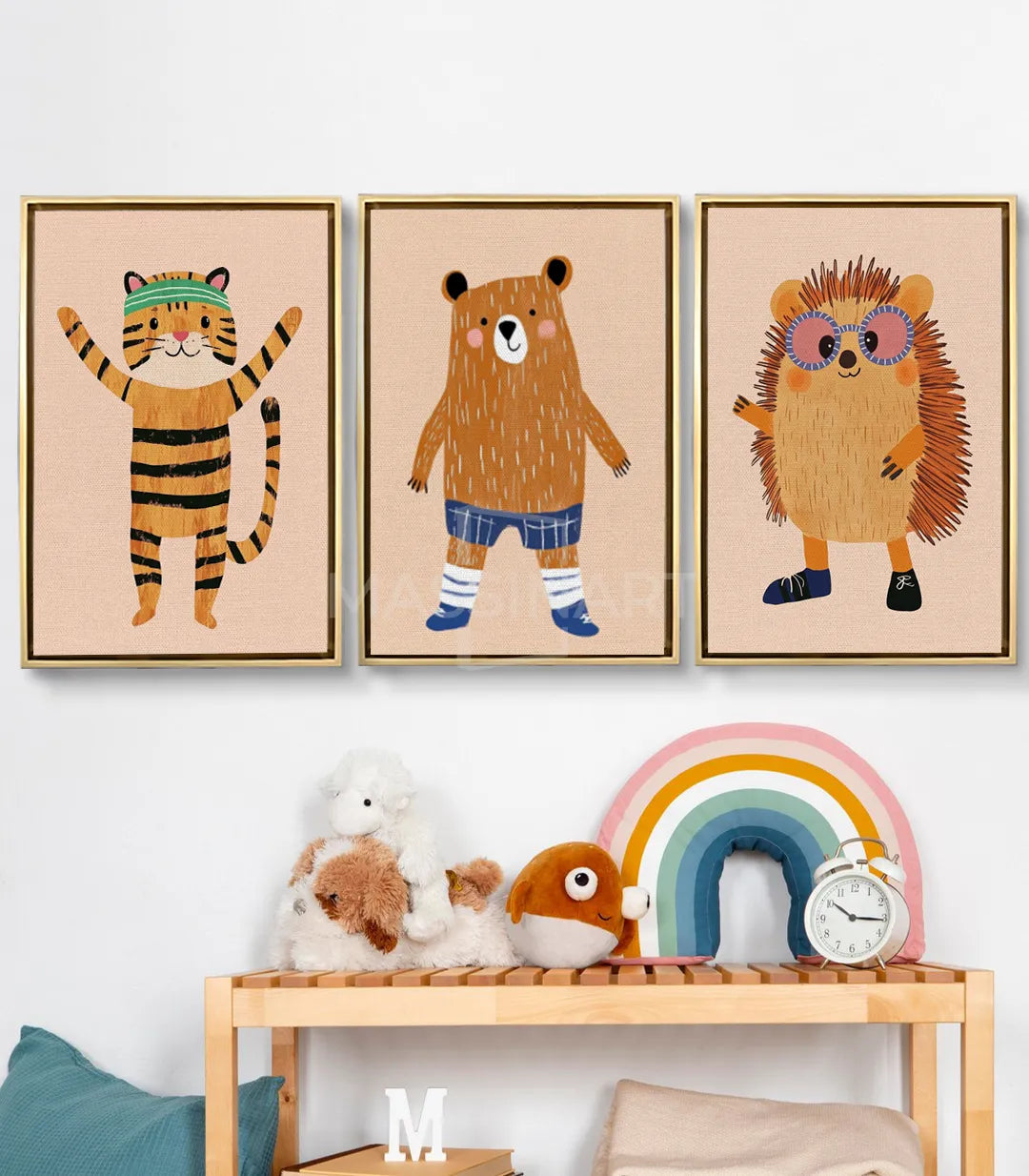 Tableau Happy Pals triptyque — ours brun souriant avec short bleu et chaussettes Massinart