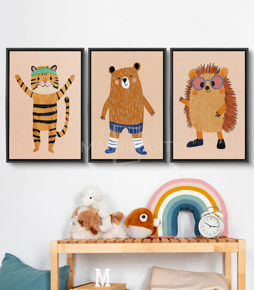 Tableau Happy Pals triptyque — tigre rayé noir et orange levant les bras Massinart