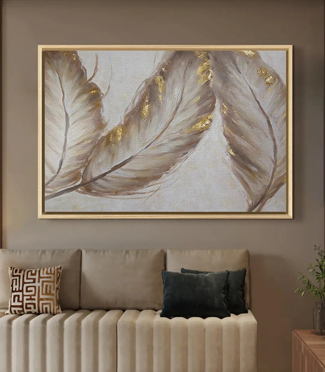 Tableau Ivory Feathers décoration intérieur salon avec coussins dorés