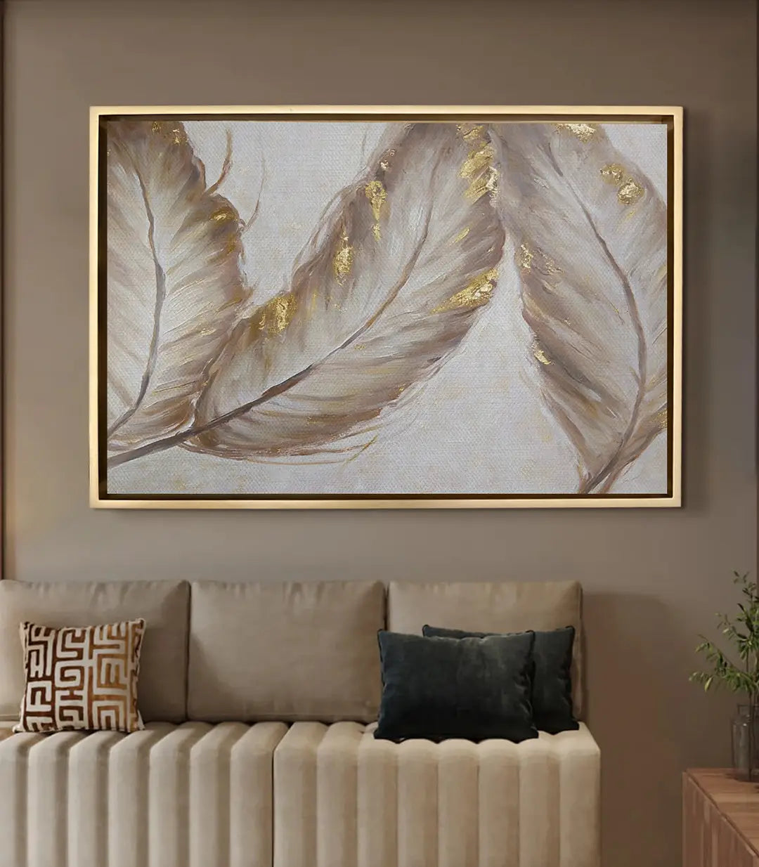 Tableau Ivory Feathers mis en situation salon moderne au-dessus canapé beige