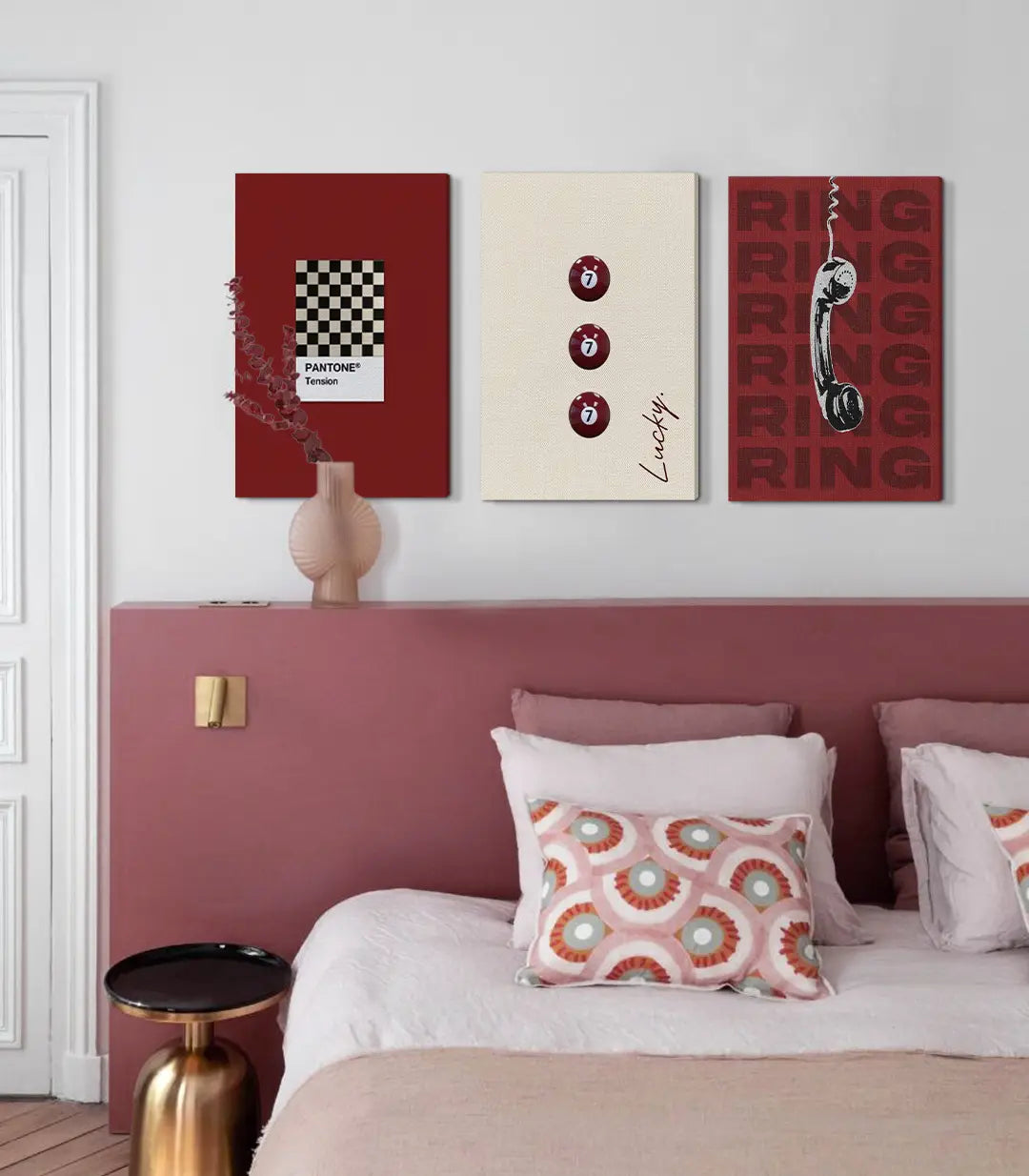Tableau Lucky Ring gauche — Pantone Tension sur fond rouge bordeaux, design minimaliste Massinart