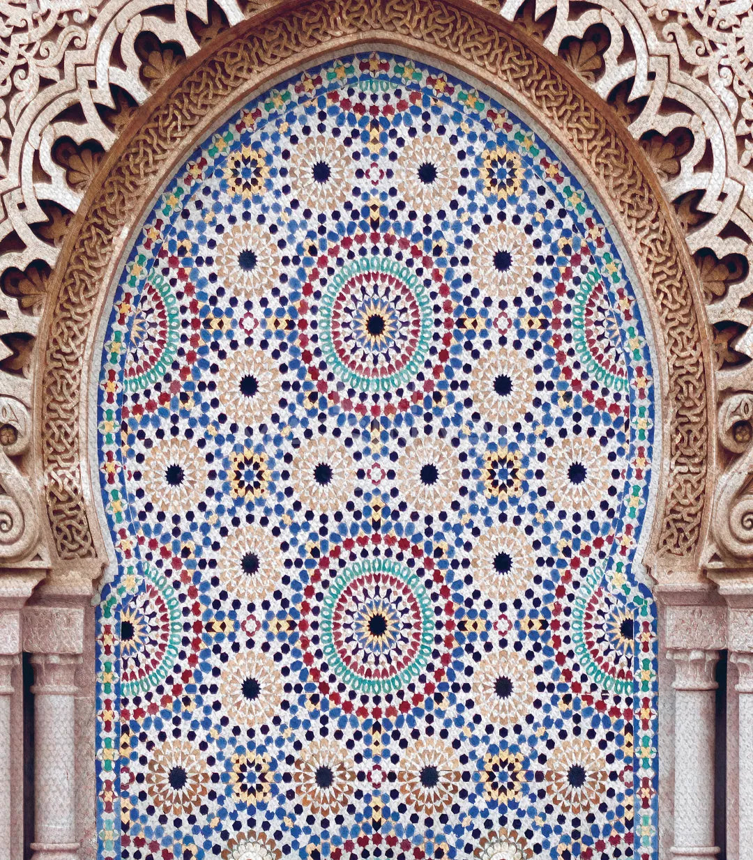 Tableau monument marocain, niche zellige bleu blanc, arcs dentelés ornés — Massinart