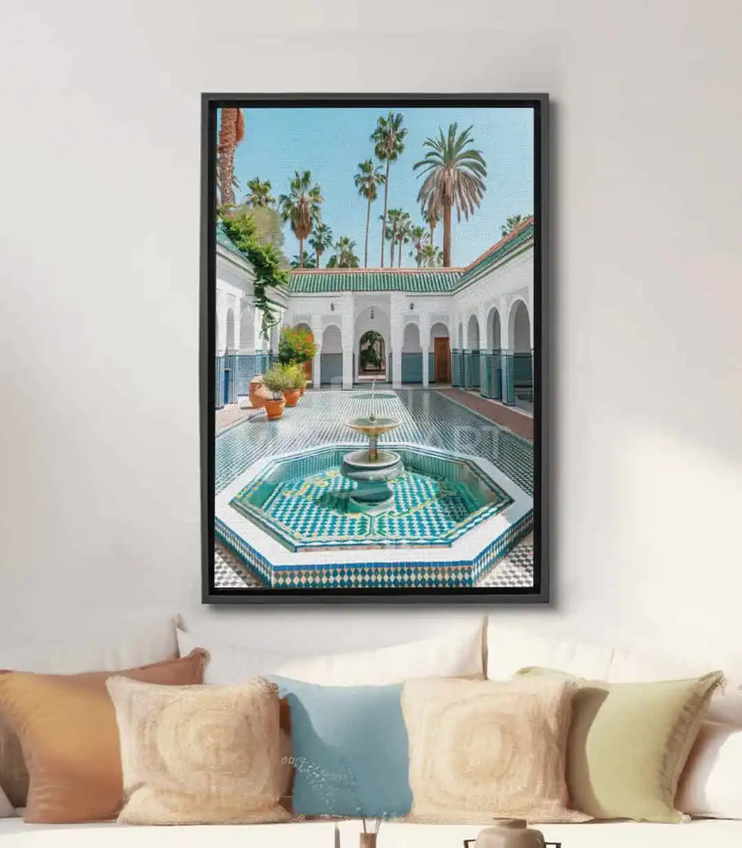 Tableau Palais Bahia — cour marocaine zellige bleu blanc avec fontaine, arcades et palmiers Massinart