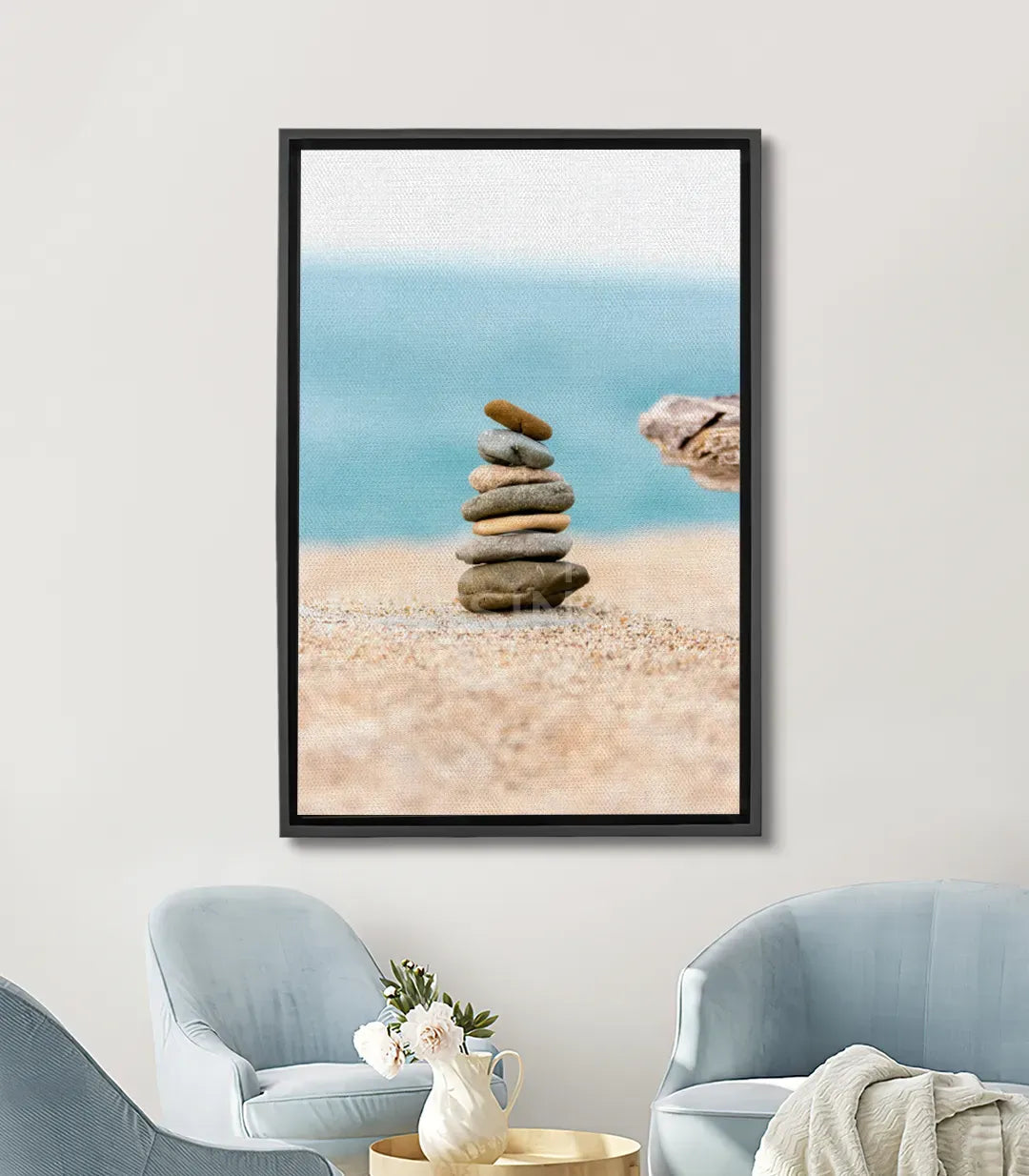 Tableau Stone Balance photo-art — pierres empilées équilibrées sur plage sableuse, mer bleu turquoise Massinart