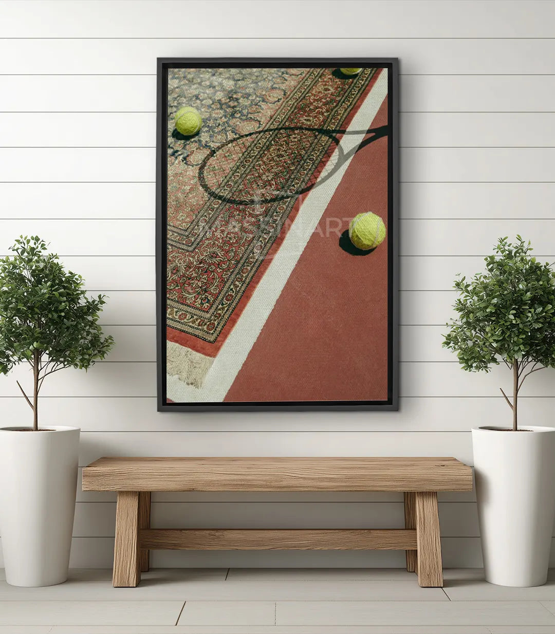Tableau Tennis Tapis — raquette et balles jaunes sur tapis marocain, tons terracotta et beige, Massinart