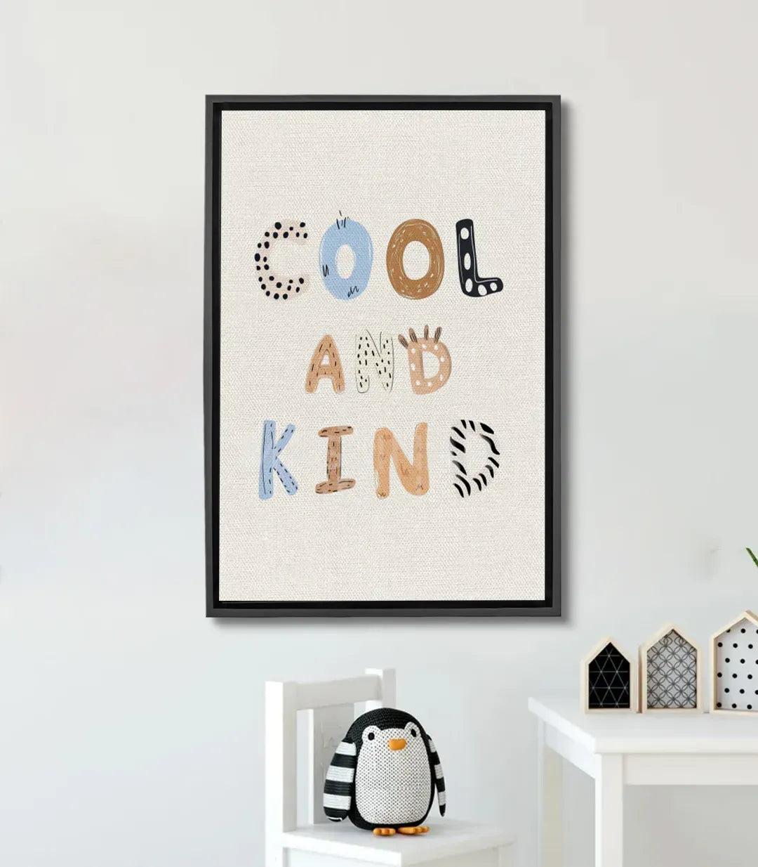 Tableau typographie Cool and Kind Massinart — affirmation positive lettres colorées chambre enfant