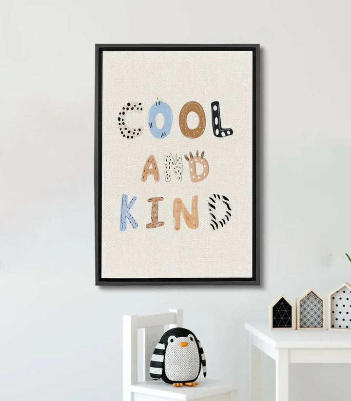 Tableau typographie Cool and Kind Massinart — affirmation positive lettres colorées chambre enfant