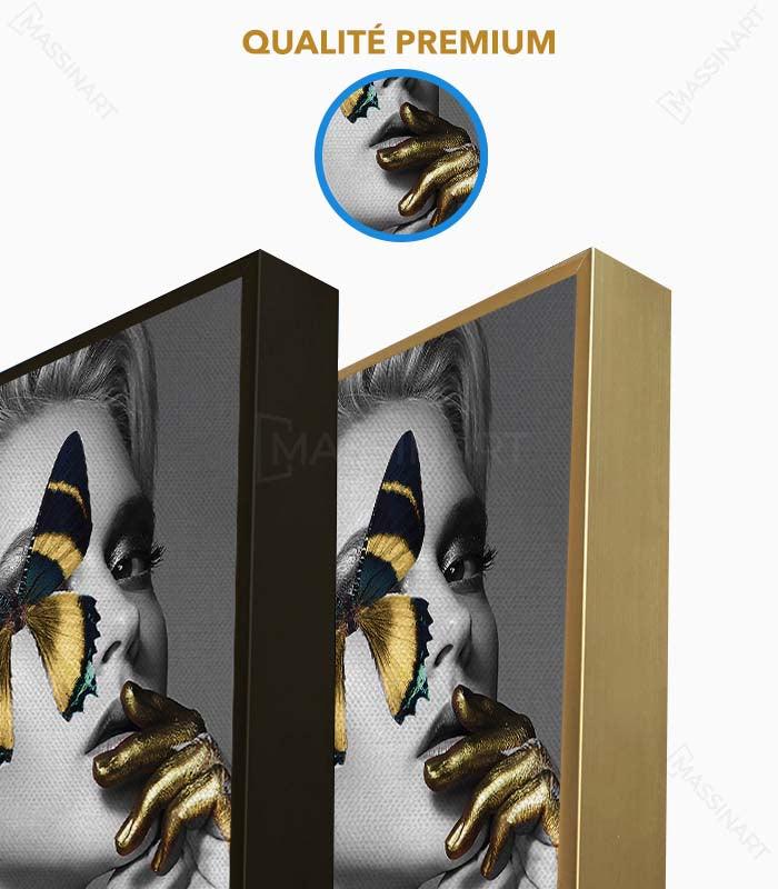 Tableau Fashion doré Massinart — détail papillon doré or sur portrait minimaliste
