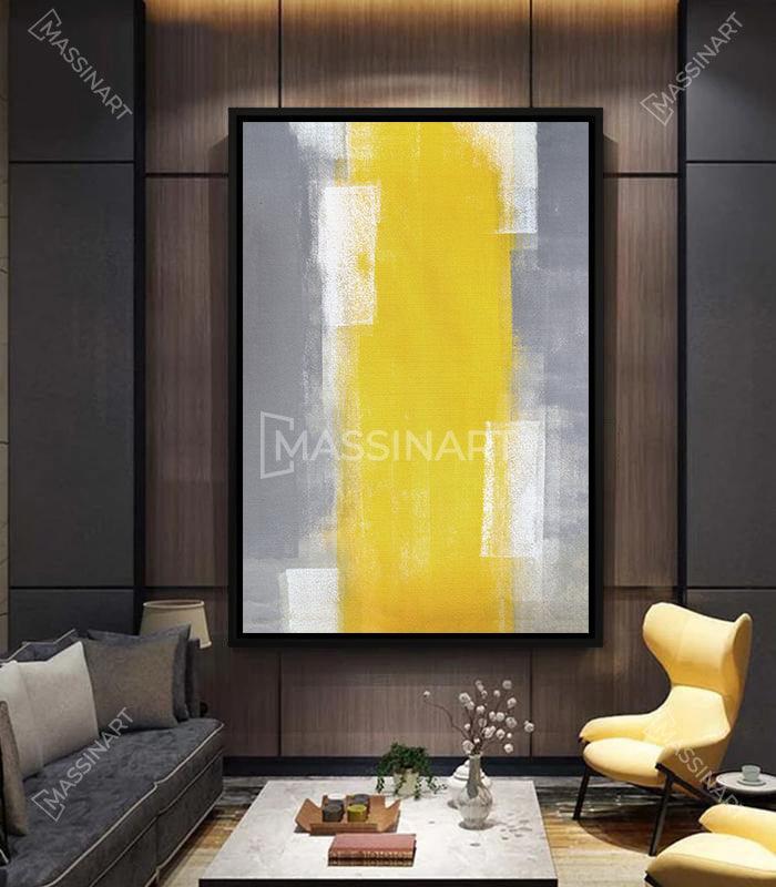 Mise en situation salon moderne — Tableau abstrait jaune et gris encadré doré Massinart
